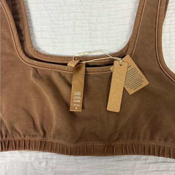 SKIMS Cocoa Scoop Neck Bra - Picture 7 of 9